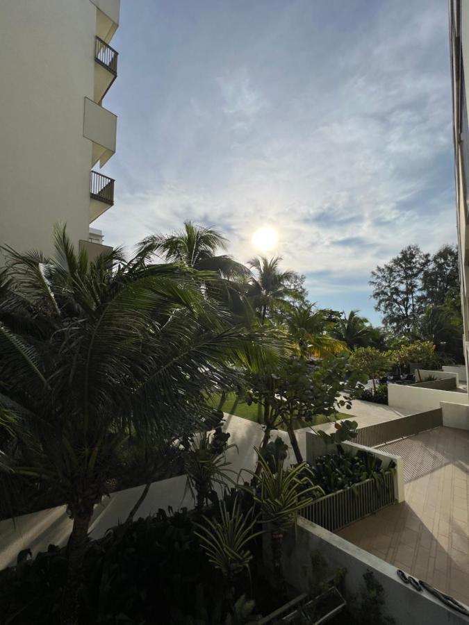 By The Sea Beachfront Designer Suites Penang - Managed By Art Of Tree Бату Феринги Екстериор снимка