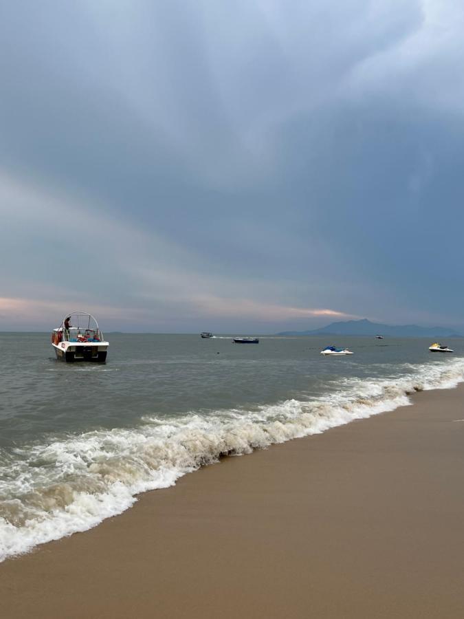 By The Sea Beachfront Designer Suites Penang - Managed By Art Of Tree Бату Феринги Екстериор снимка