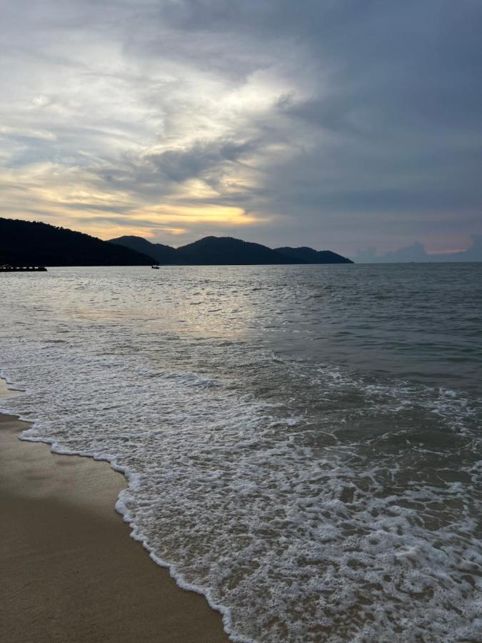 By The Sea Beachfront Designer Suites Penang - Managed By Art Of Tree Бату Феринги Екстериор снимка