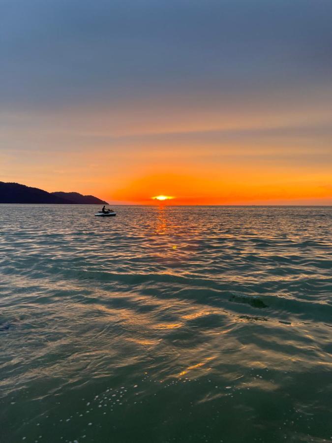 By The Sea Beachfront Designer Suites Penang - Managed By Art Of Tree Бату Феринги Екстериор снимка
