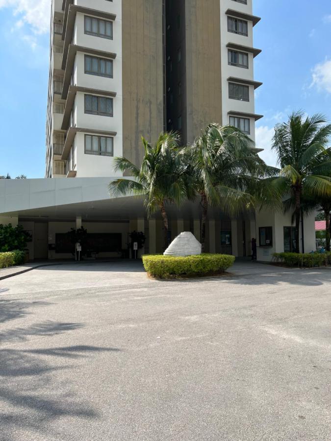 By The Sea Beachfront Designer Suites Penang - Managed By Art Of Tree Бату Феринги Екстериор снимка
