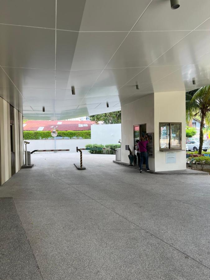 By The Sea Beachfront Designer Suites Penang - Managed By Art Of Tree Бату Феринги Екстериор снимка